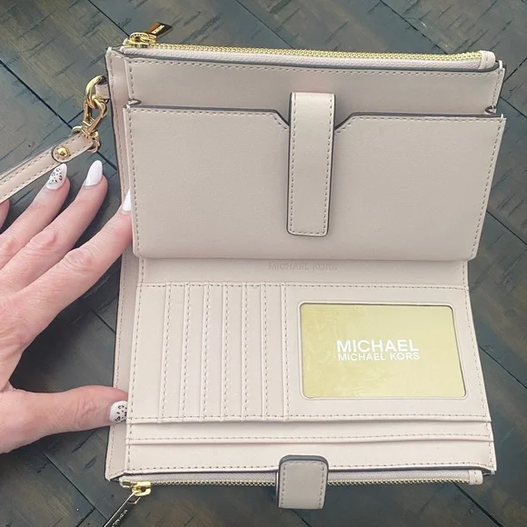 Michael Kors Cream Monogram Phone Pocket Wallet 🤩🤩🤩 - Picture 3 of 9